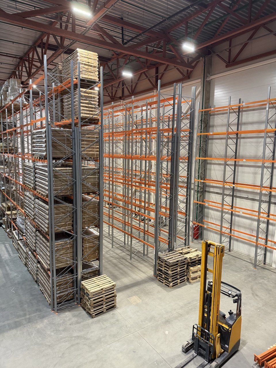 Выполнен монтаж фронтальных стеллажей